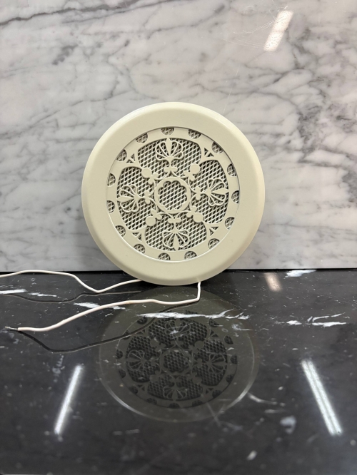 Диффузор на магнитах с вентилятором ТД100 бежевый RAL1013 цветочный орнамент 100 мм